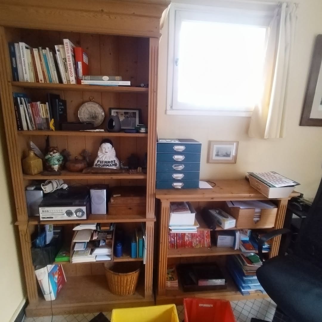 Avant travaux : bureau encombré avant rafraîchissement