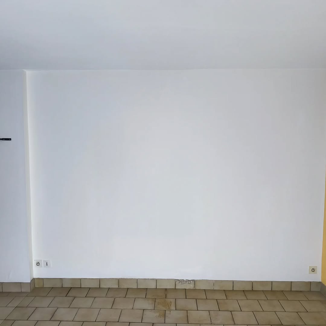 Après travaux : cheminée déposée et mur remis au propre