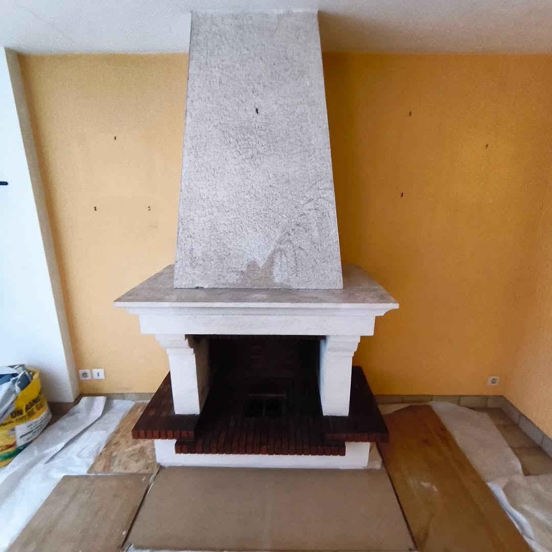 Avant travaux : cheminée existante dans le séjour