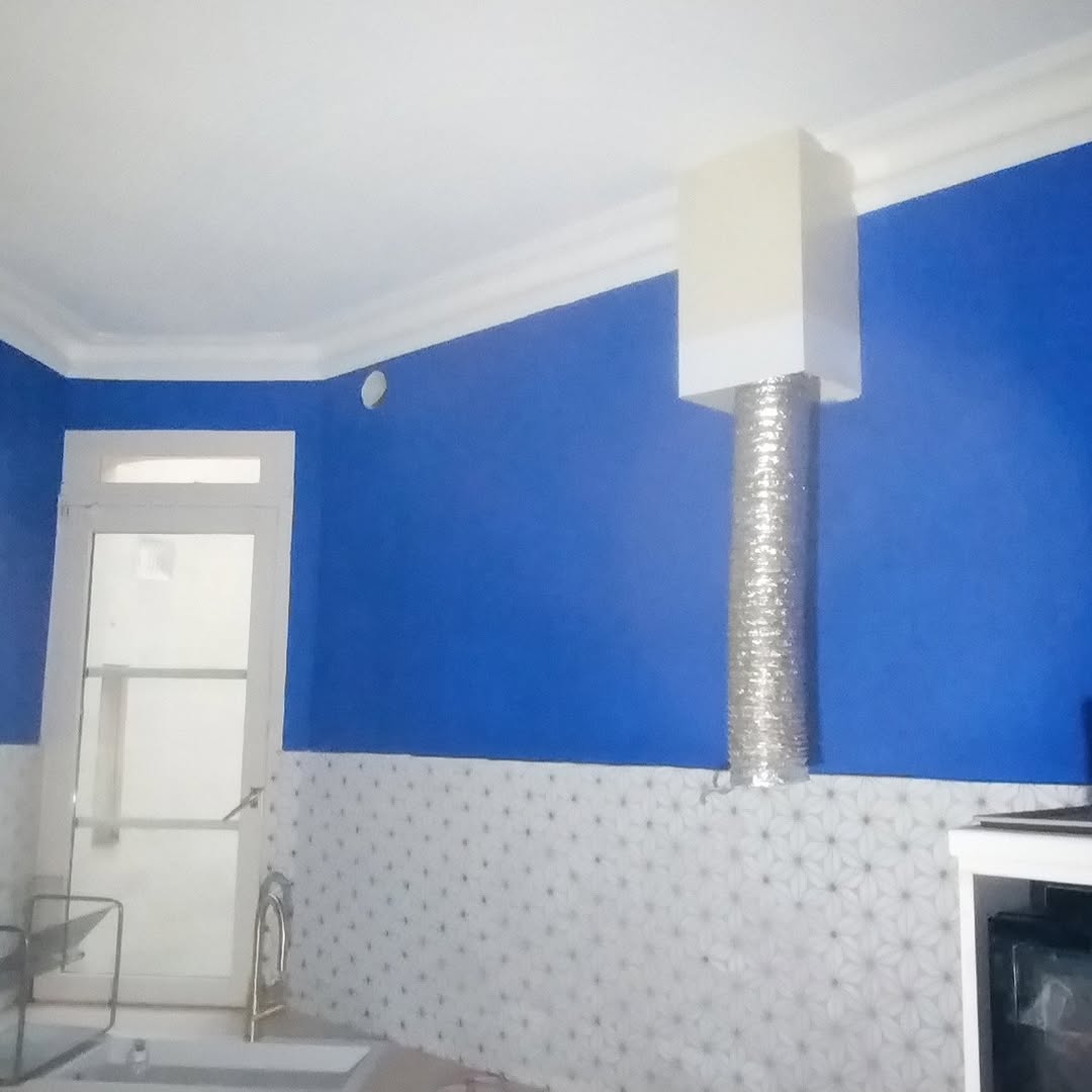 Après travaux : cuisine bleue rénovée