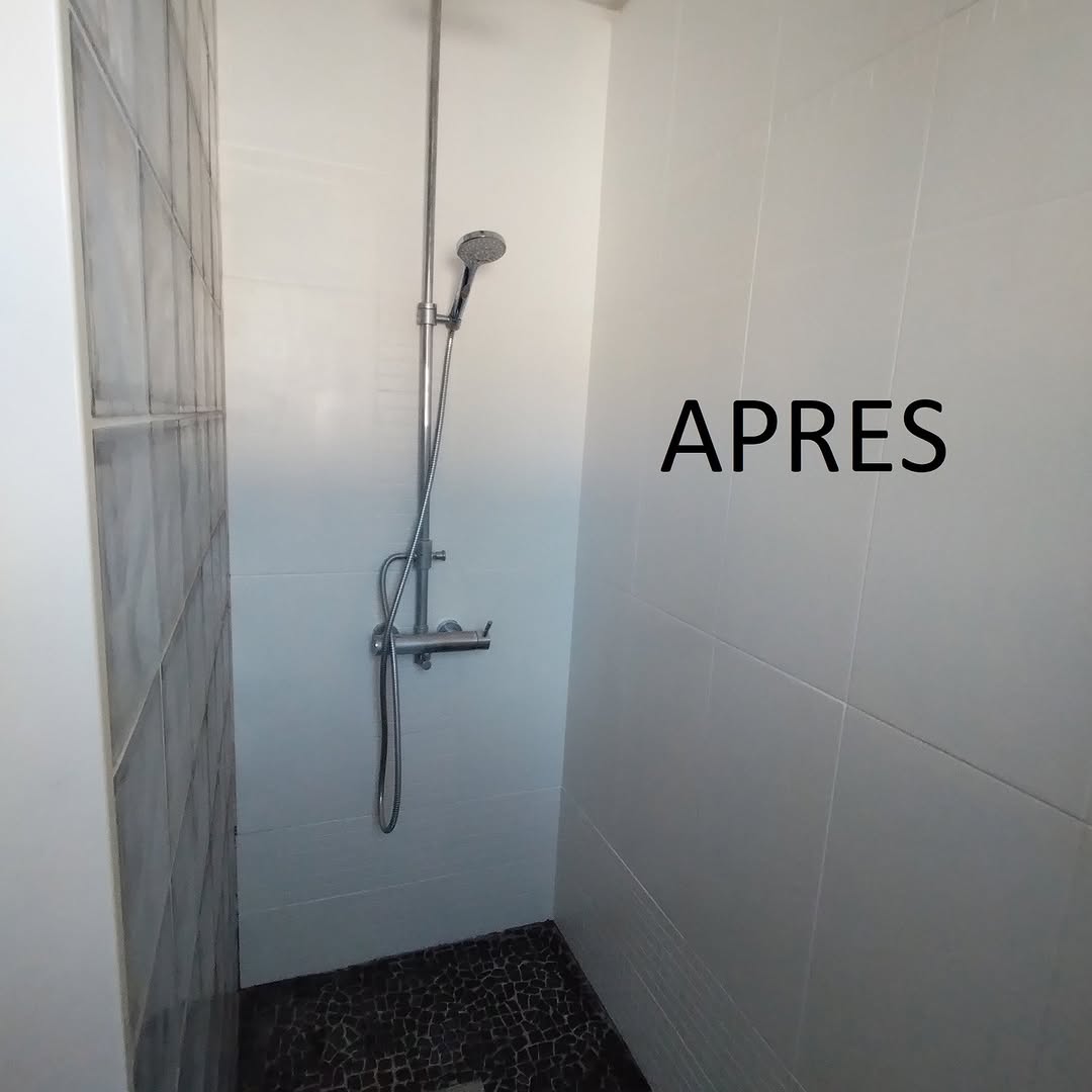 Après travaux : douche avec résine blanche et vernis translucide
