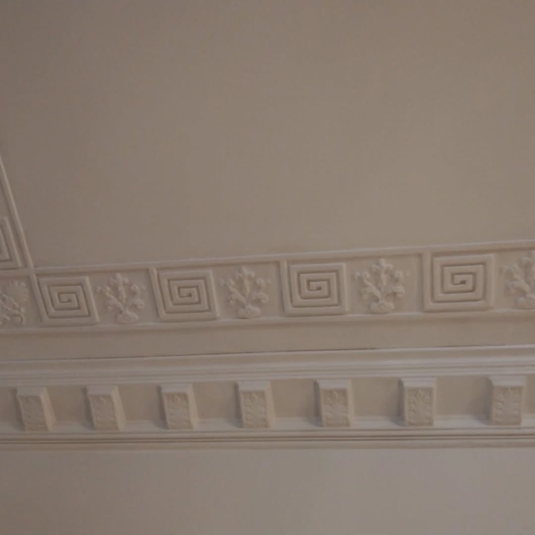 Après travaux : plafond rénové avec moulures remises en valeur