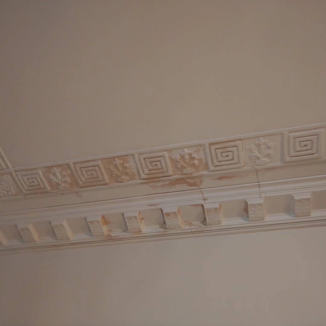 Avant travaux : plafond ancien avec moulures à reprendre