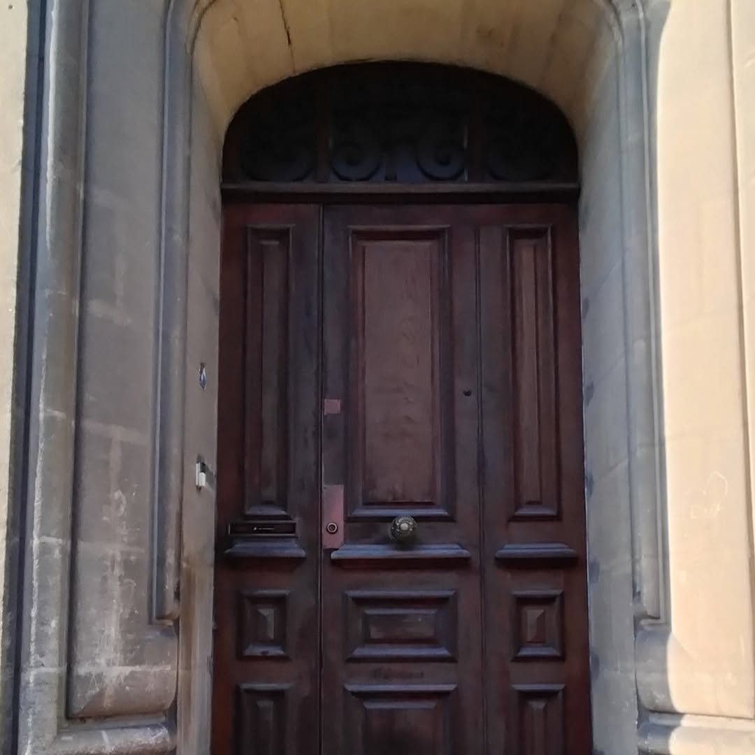 Avant travaux : porte d'entrée ancienne avant rénovation