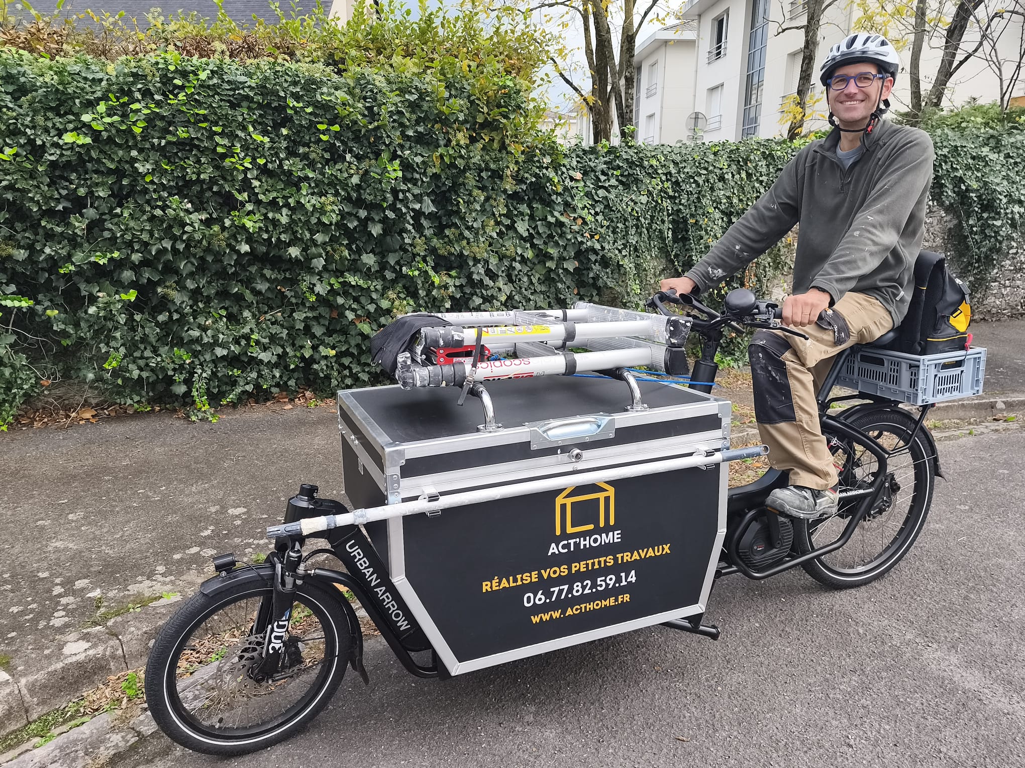 Nicolas d'Act'home sur son vélo cargo à Nantes